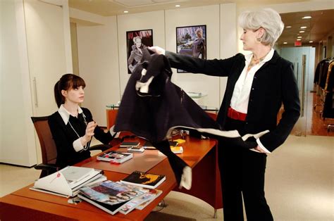 diavolo veste prada schiavo sotto scrivania